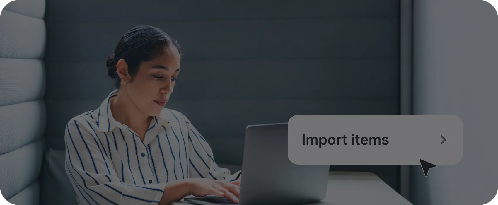 Una mujer usando un portátil con la interfaz de importación de elementos superpuesta