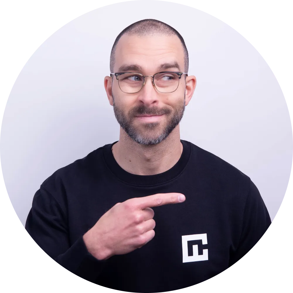 Mann mit Brille zeigt nach rechts auf ein NordPass-Rabattangebot