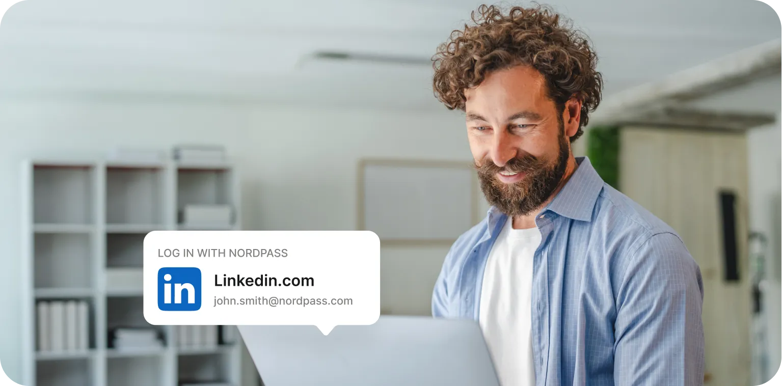 Žmogus nešiojamajame kompiuteryje prisijungia prie „NordPass“ naudodamas „LinkedIn“ prisijungimo duomenis