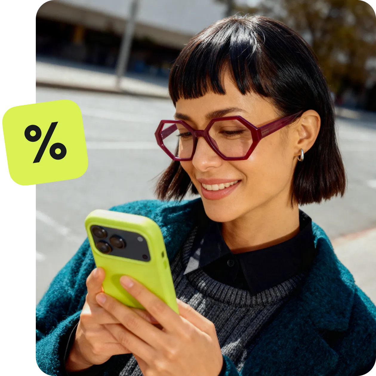 Persona utilizando un ordenador portátil con un símbolo de descuento flotando sobre la cabeza