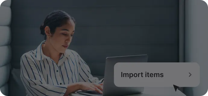 Una mujer usando un portátil con la interfaz de importación de elementos superpuesta