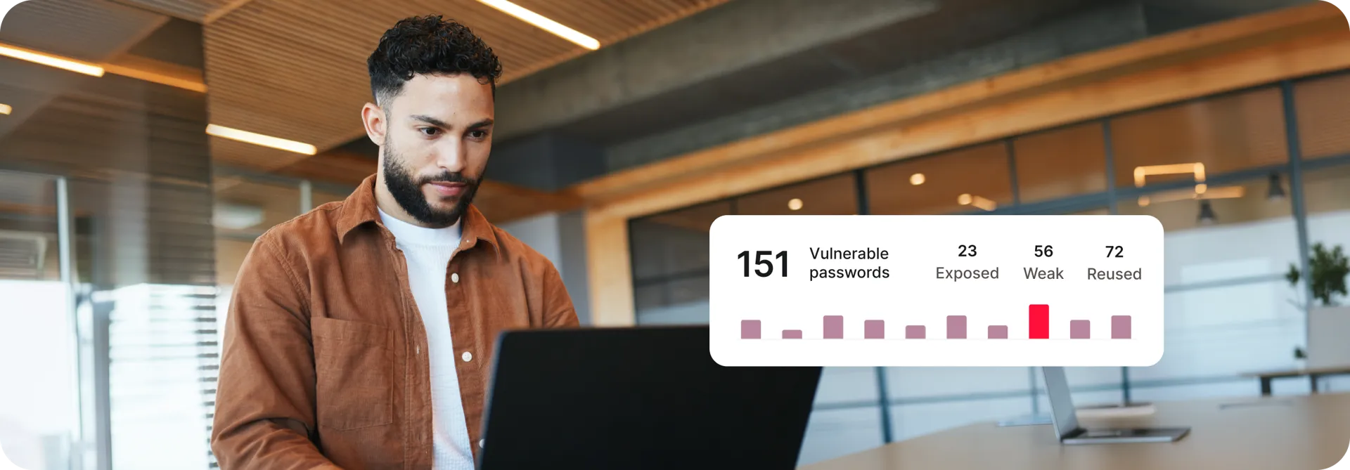 Personne utilisant un ordinateur portable avec le tableau de bord d’administration NordPass visible