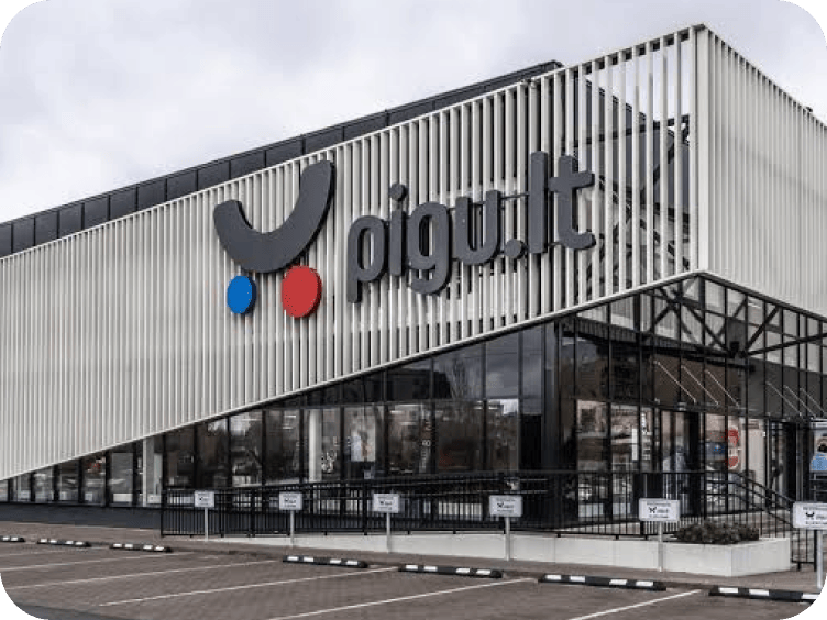 Pigu.lt team member and the Pigu.lt headquarters building