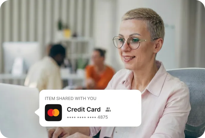 Femme consultant les données d’une carte bancaire partagée sur l’écran d’un ordinateur portable