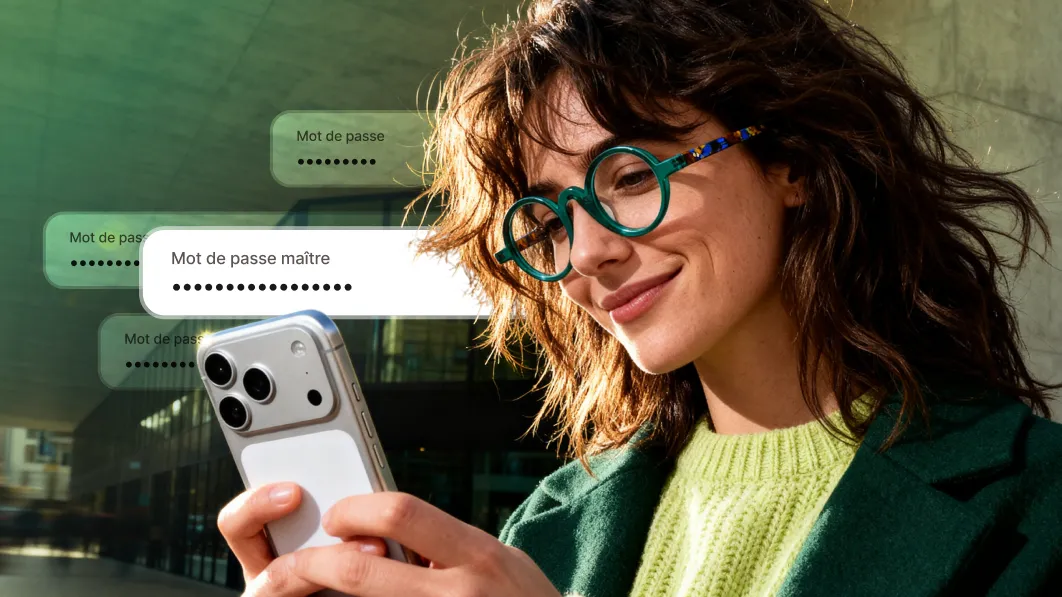 Personne portant des lunettes bleu canard qui utilise un smartphone sur lequel s’affiche l’interface d’un gestionnaire de mots de passe