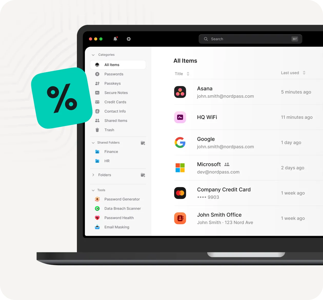 Persona che usa un portatile con un simbolo di sconto in sovrimpressione