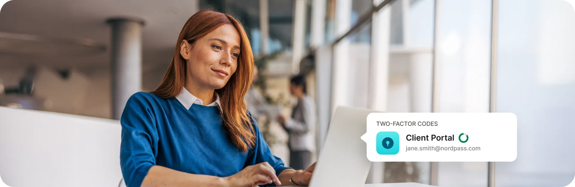 Moteris biure naudoja nešiojamąjį kompiuterį dviejų veiksnių autentifikavimui