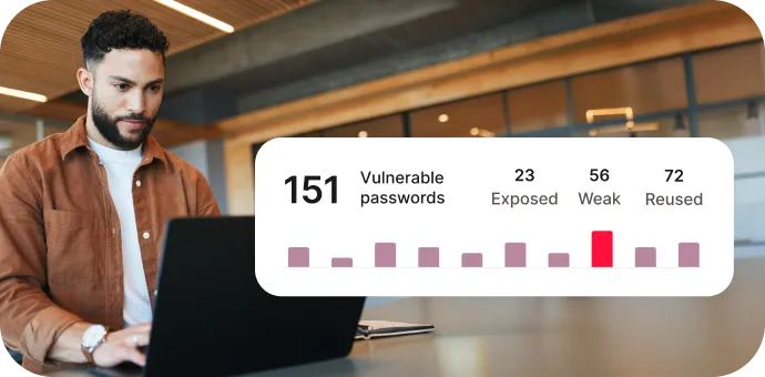 Personne utilisant un ordinateur portable avec le tableau de bord d’administration NordPass visible