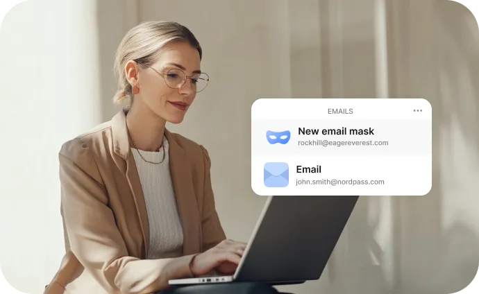 Donna con un computer portatile che usa la funzionalità di mascheramento delle email di NordPass