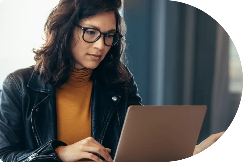 women uses laptop